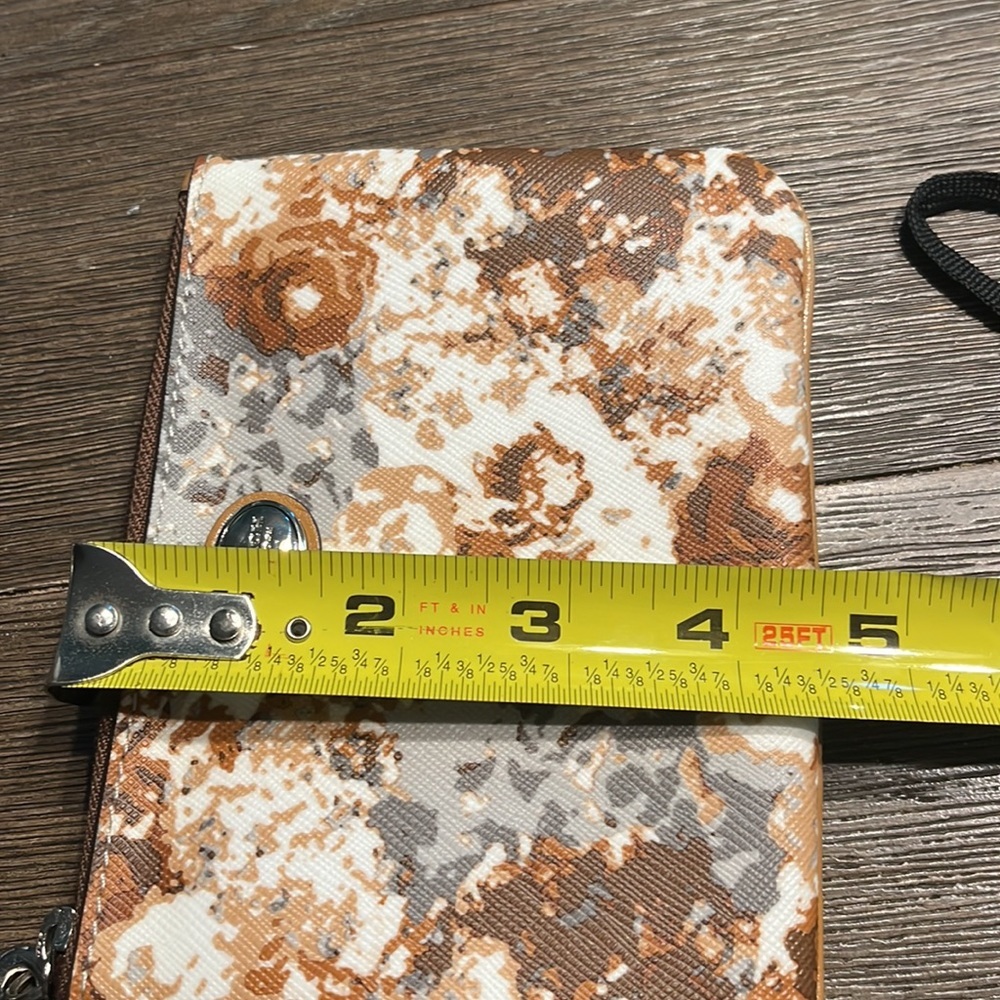 Cute! Coach Wristlet - Picture 11 of 12